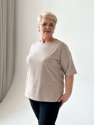 Casualowa koszulka o swobodnym kroju z obniżoną linią ramion.