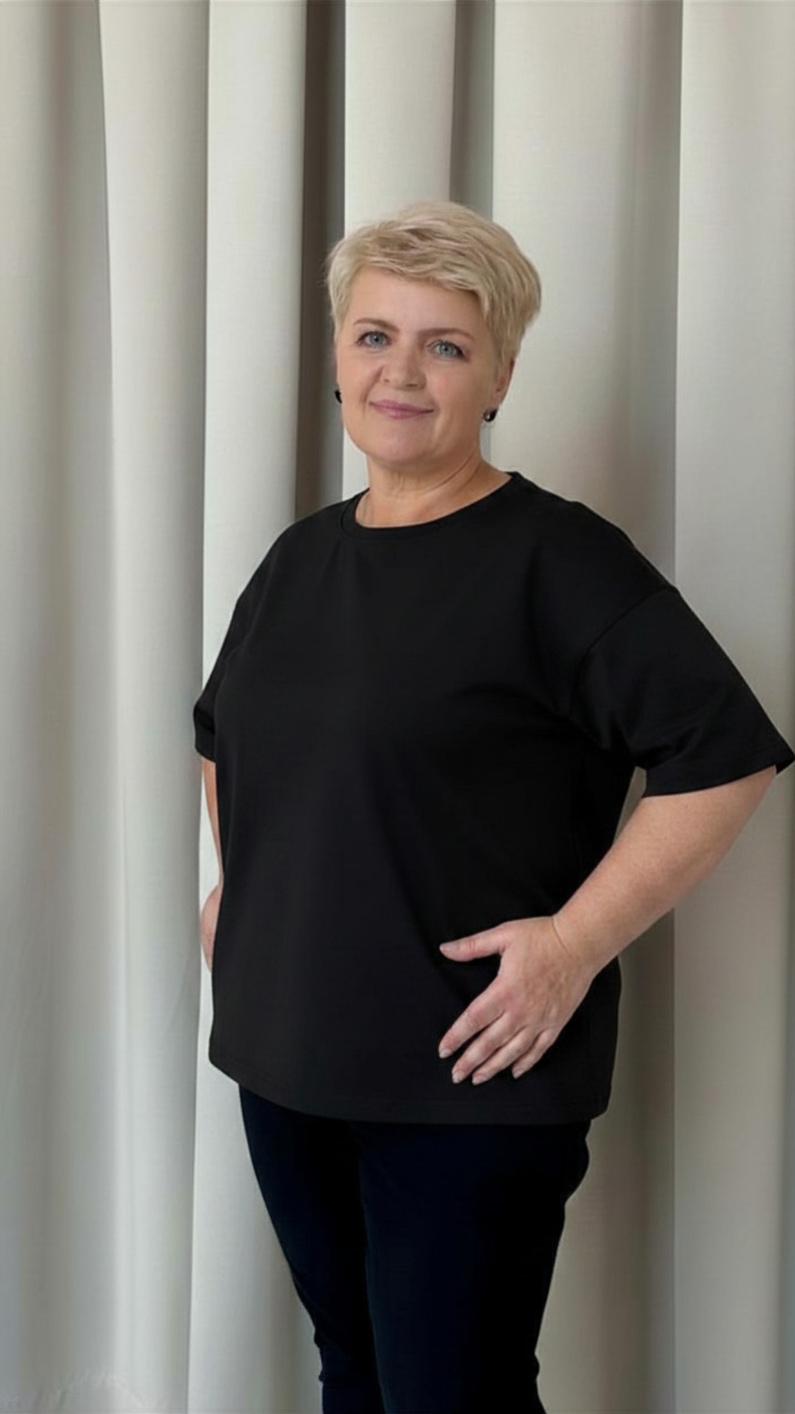 Casualowa koszulka o swobodnym kroju z obniżoną linią ramion.