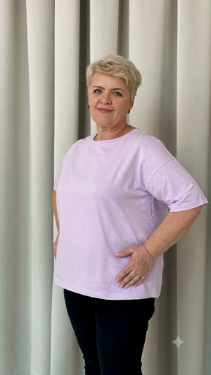 Casualowa koszulka o swobodnym kroju z obniżoną linią ramion.