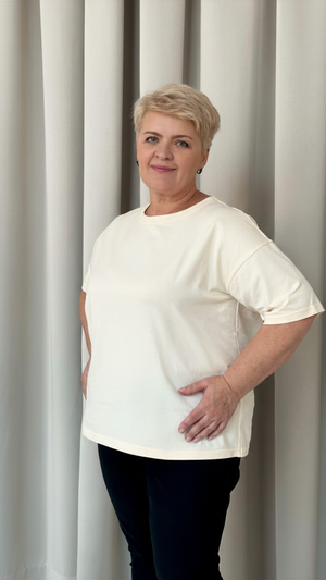 Casualowa koszulka o swobodnym kroju z obniżoną linią ramion.