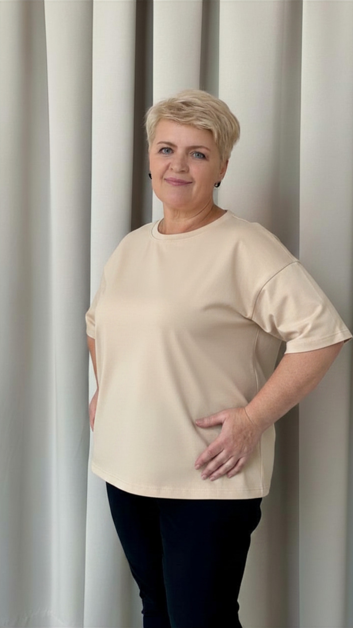 Casualowa koszulka o swobodnym kroju z obniżoną linią ramion.