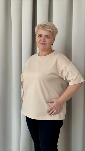 Casualowa koszulka o swobodnym kroju z obniżoną linią ramion.
