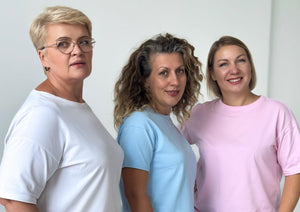 Casualowa koszulka o swobodnym kroju z obniżoną linią ramion.