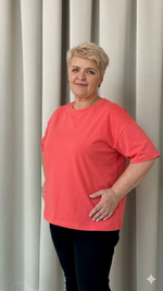Casualowa koszulka o swobodnym kroju z obniżoną linią ramion.